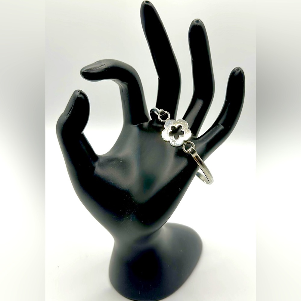 Quaint 925 Silver Bracelet Designed with a Silver Flower/Daisey